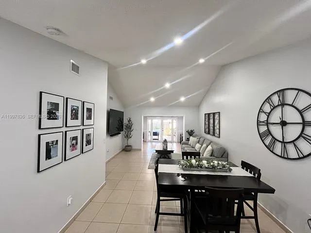4533 SW 143rd Pl — Photo 2