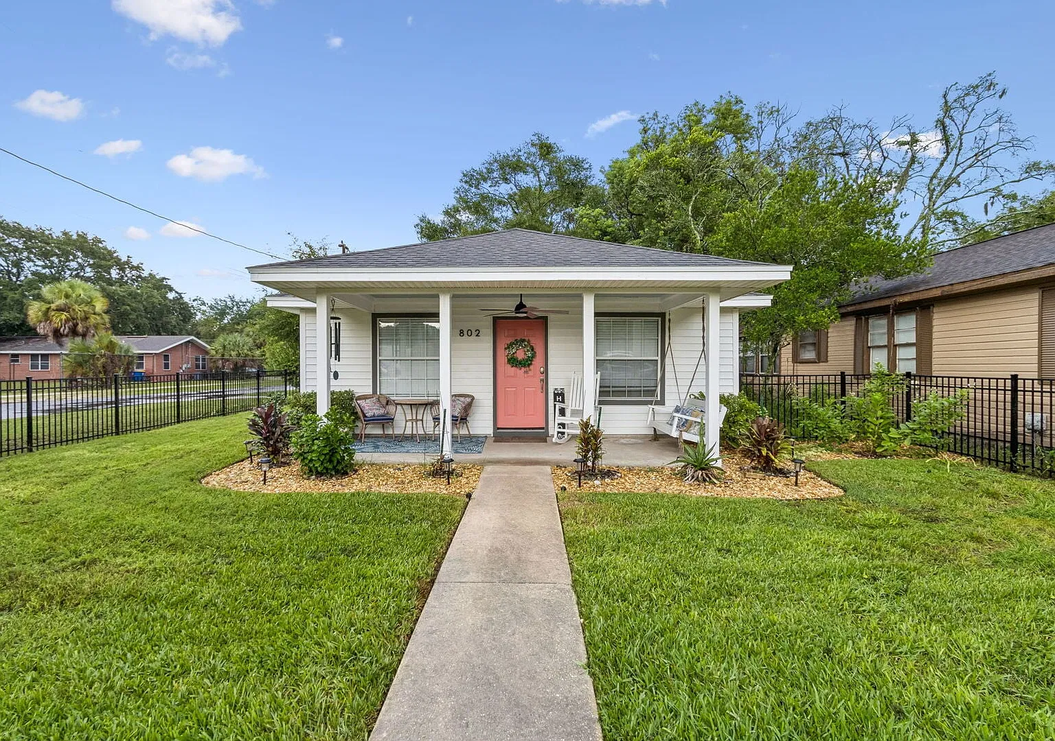 3 bed, 1.5 bath, 1050 sqft, $3,200 — Photo 1