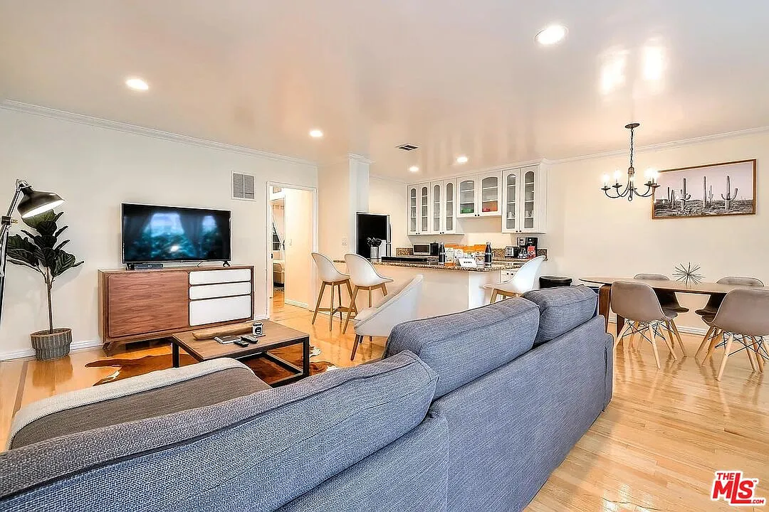 2 bed, 2.0 bath, 1400 sqft, $5,200 — Photo 4