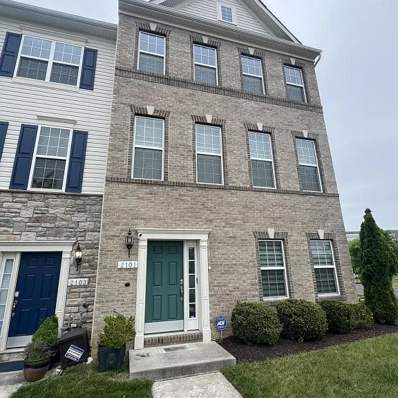 2101 Saint Josephs Dr — Photo 2