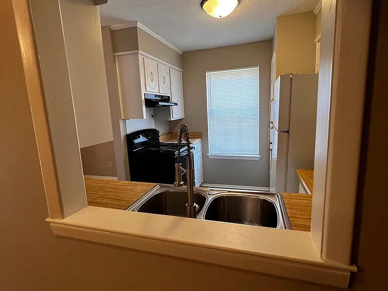 909 Nicole Dr — Photo 2