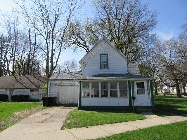 2nd image of 611 W 2nd St