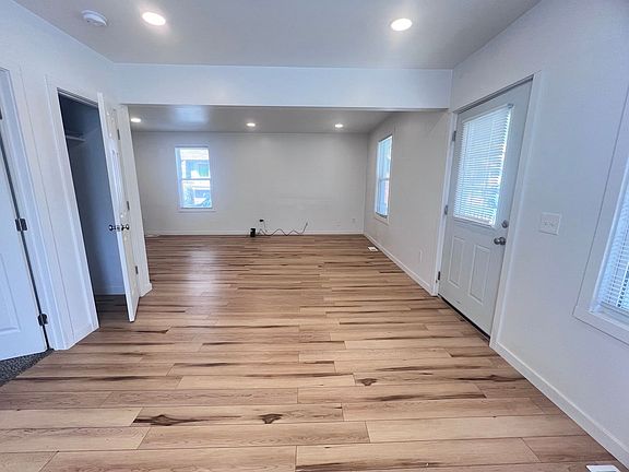 4th image of 467 Emerald Ave NE
