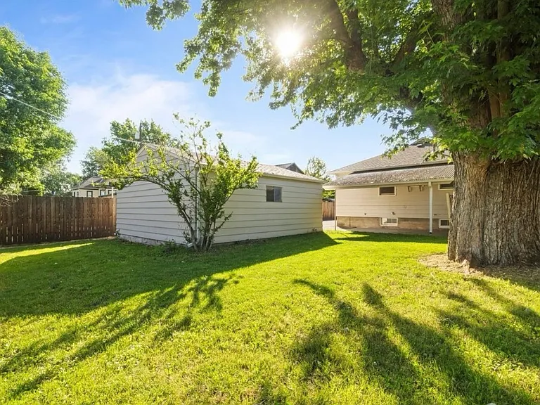 521 E Cherry St — Photo 26
