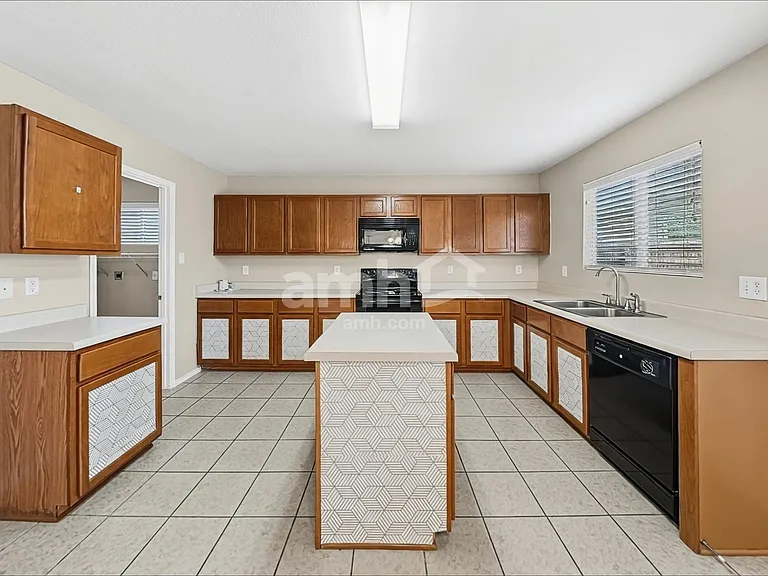 723 Rodeo Rnch — Photo 3