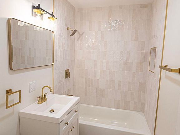 5th image of 11105 W 105th Pl