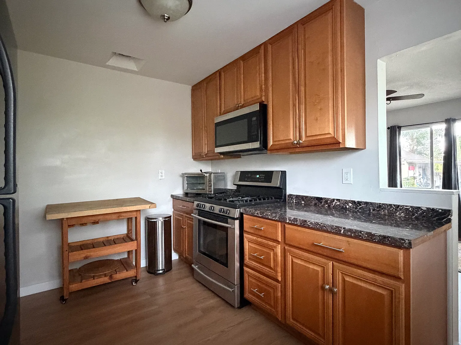 2 bed, 850 sqft, $2,400 — Photo 2