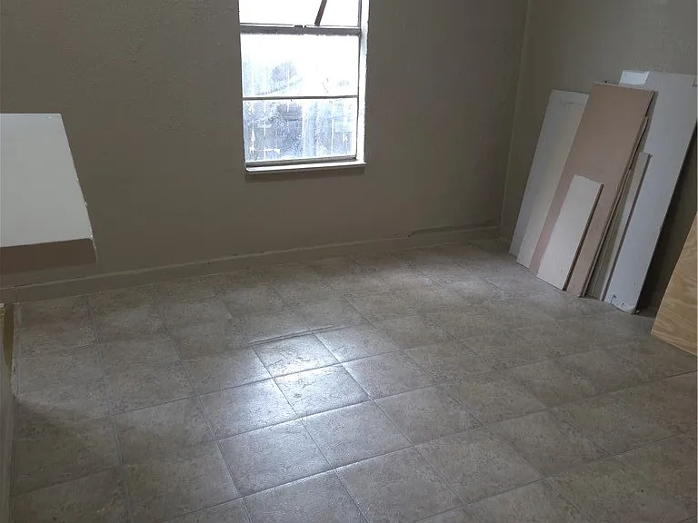 411 Waco St — Photo 4