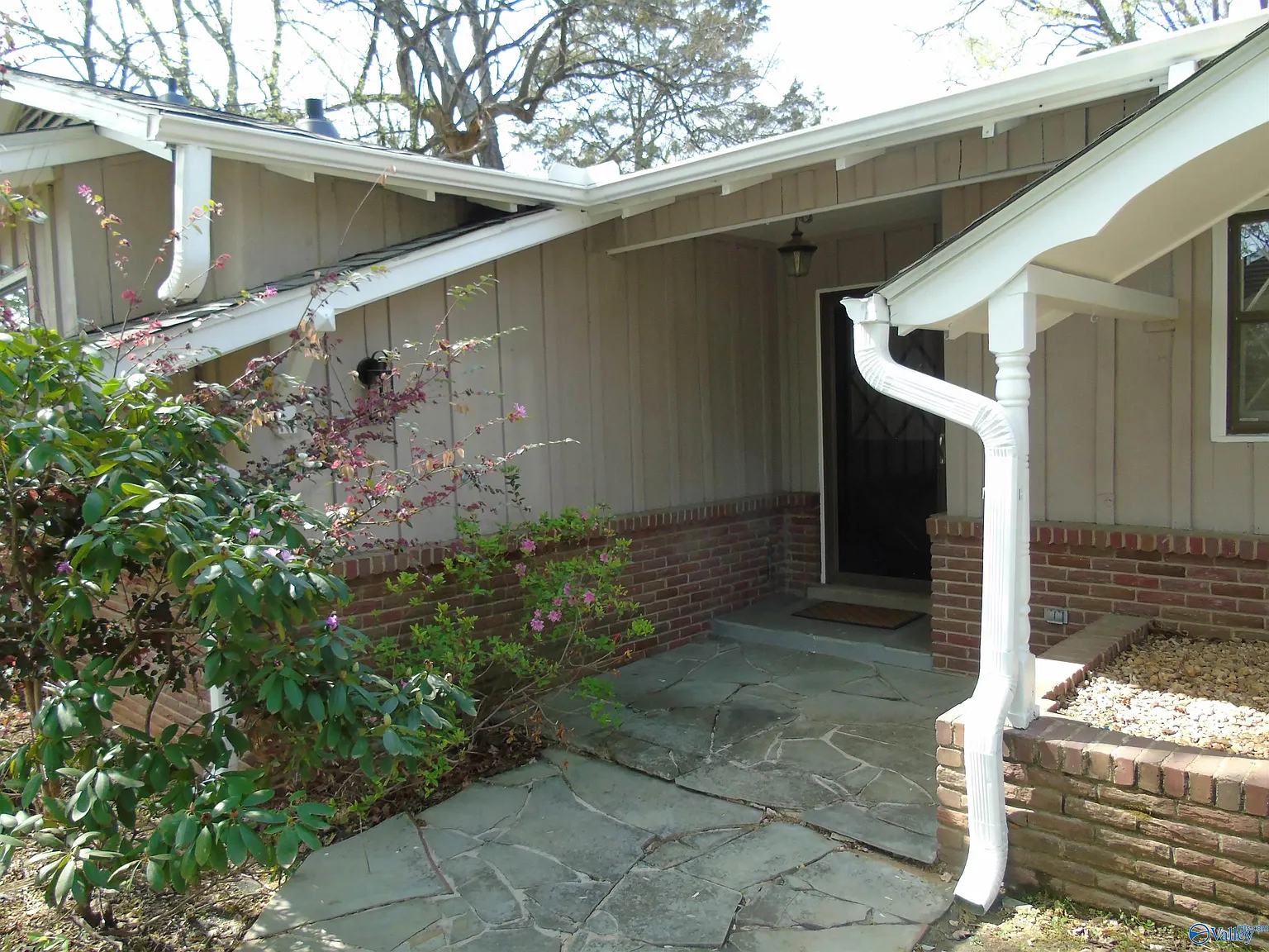 3 bed, 2.0 bath, 2556 sqft, $2,249 — Photo 3