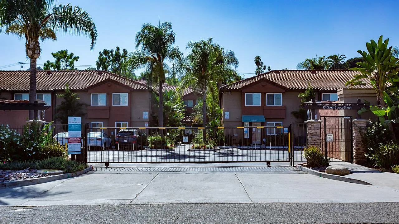 2 bed, 857 sqft, $2,600 — Photo 1