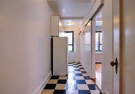3rd image of 11 Waverly Pl APT 3C