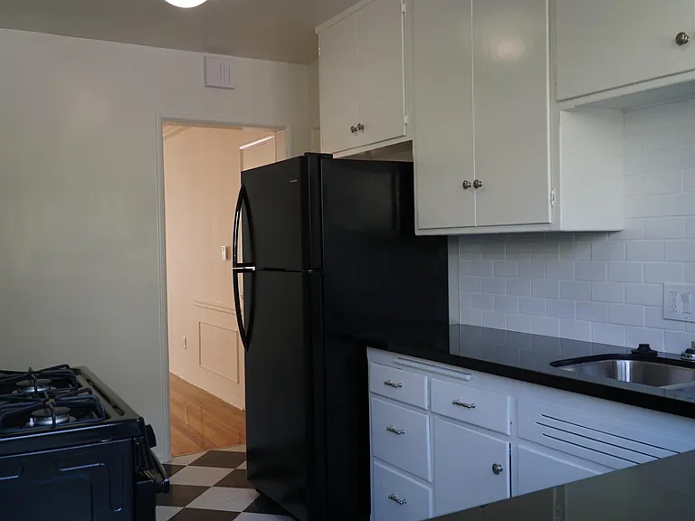 1021 N Sweetzer Ave #10 — Photo 5