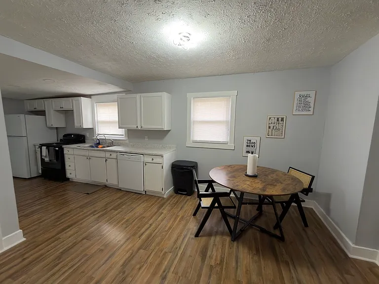 3027 Crums Ln — Photo 2