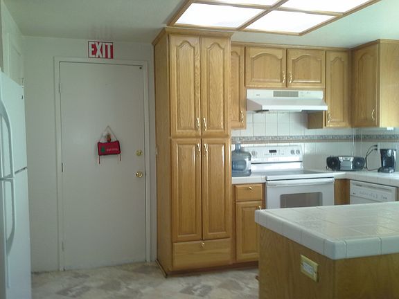 Large kitchen, new applicances