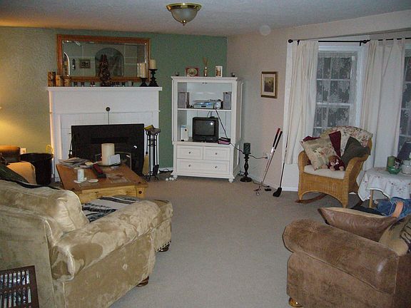 living room w/fireplace
