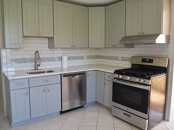 Stainless steel appliances and cabinet space