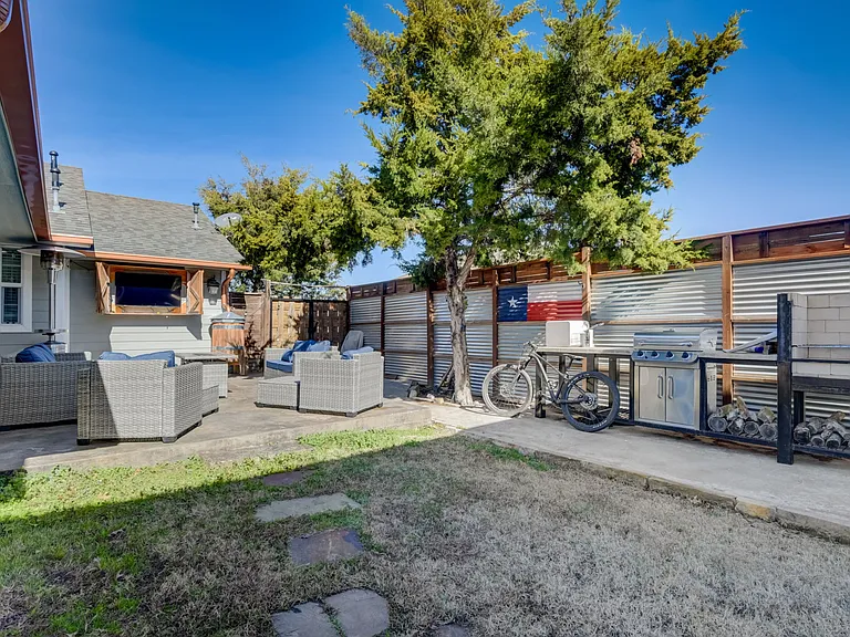 405 Hubbard — Photo 74