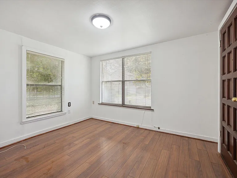 2404 E 14th St — Photo 9