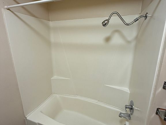 4th image of 282 Burgess St