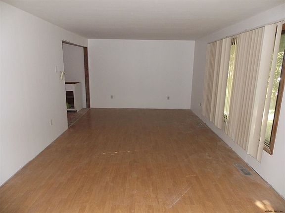 4th image of 15 Dudley Ave