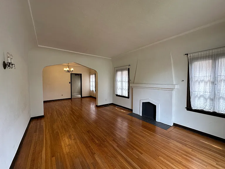 1340 E Harvard St — Photo 8