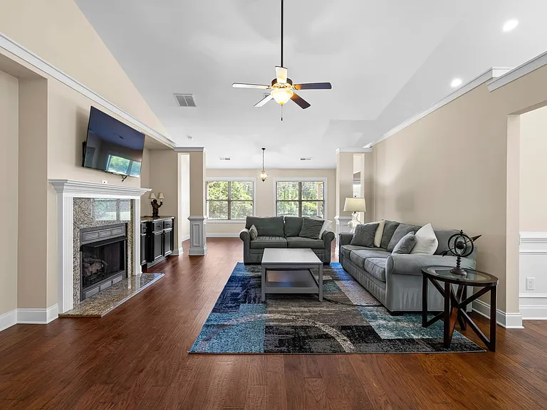 640 Hood Ave — Photo 4