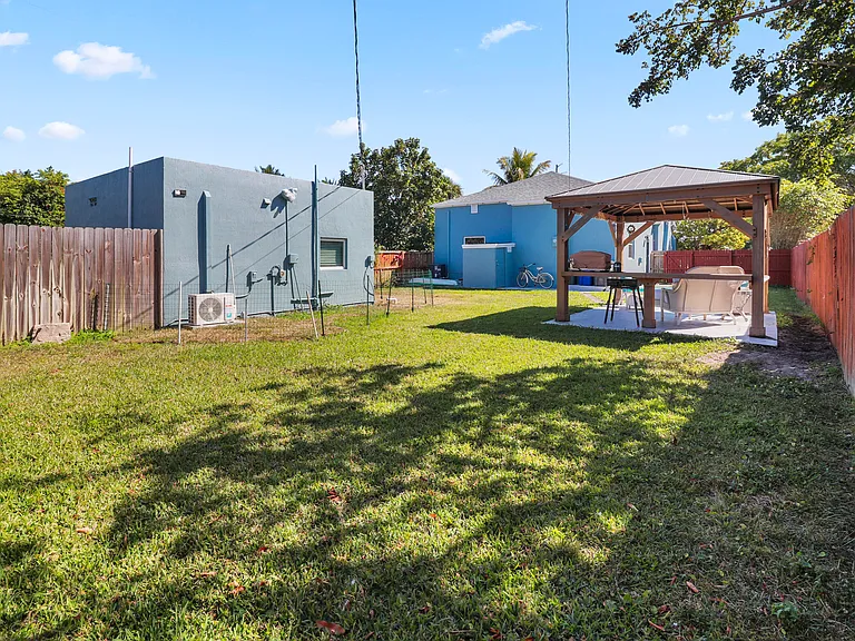 301 Hawthorne Dr — Photo 13