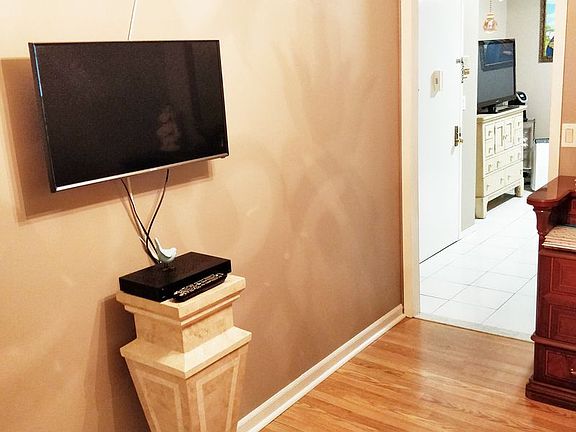 4th image of 2338 38th St APT 1R