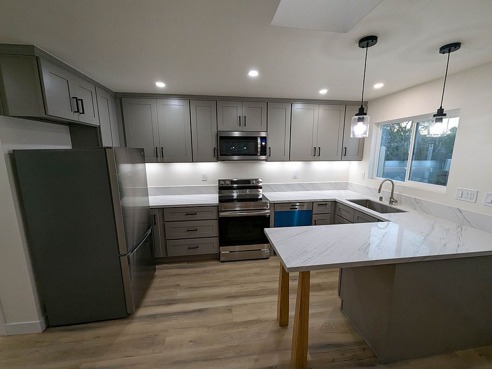 Look at the kitchen and small bar, perfect for a couple stools for sitting and eating.
