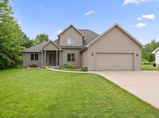 1294 Fieldview Dr, Menasha, WI 54952