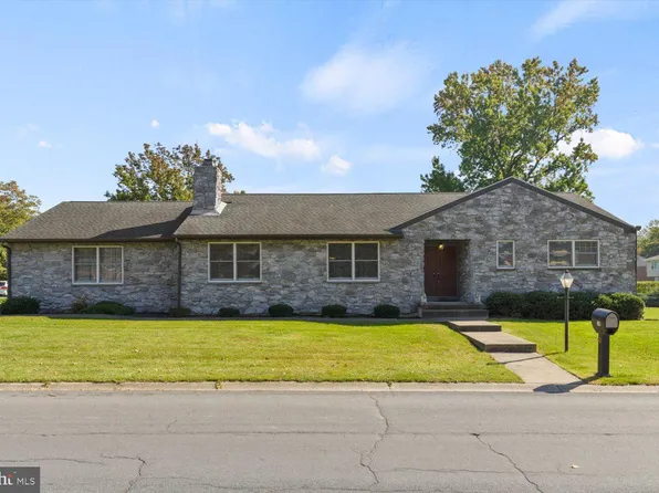 39 Holly Dr, Leola, PA 17540