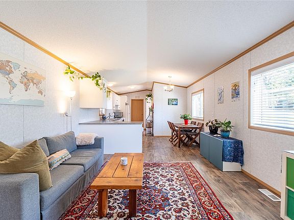 3rd image of 447 Orca Cres
