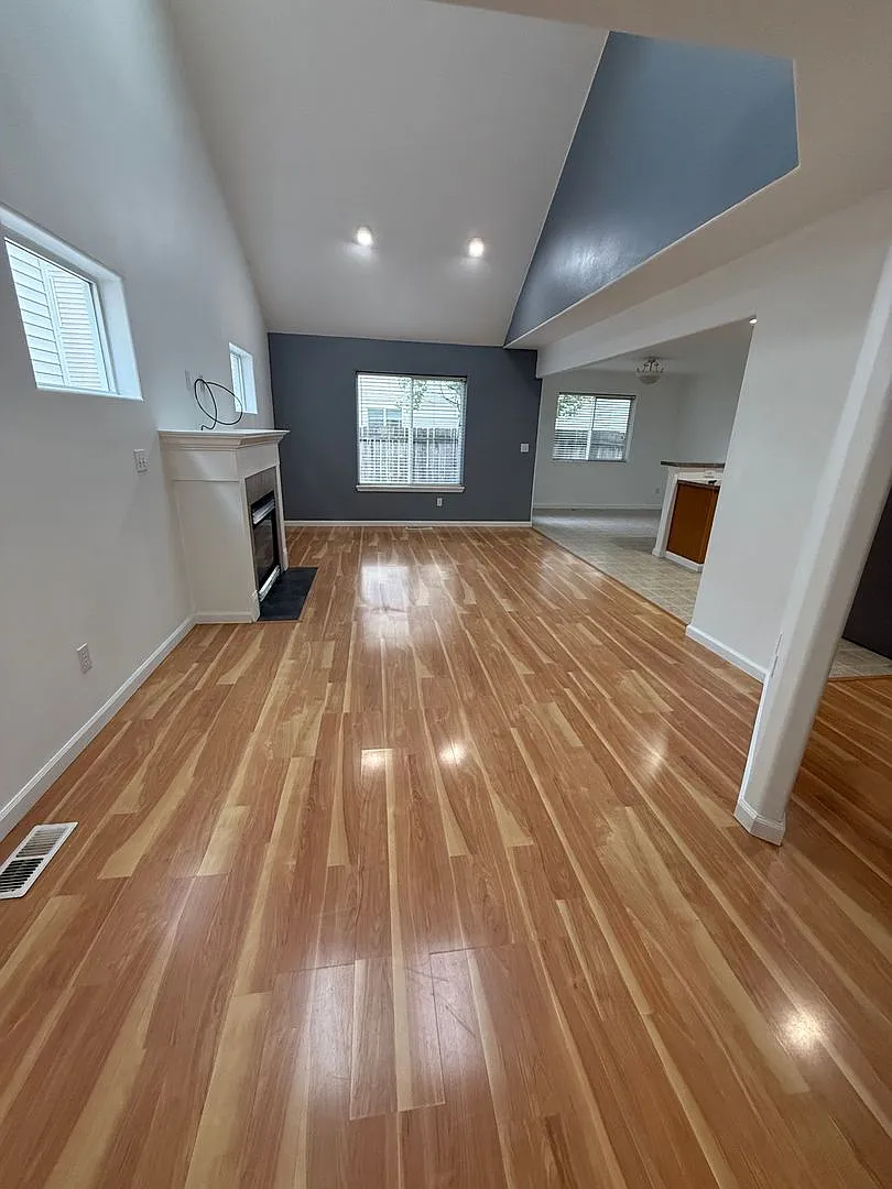 Beautifully Refreshed 2-Story in East Vancouver! 3B/2Ba with Vaulted Ceilings, Fenced Yard & 2-Ca... — Photo 2