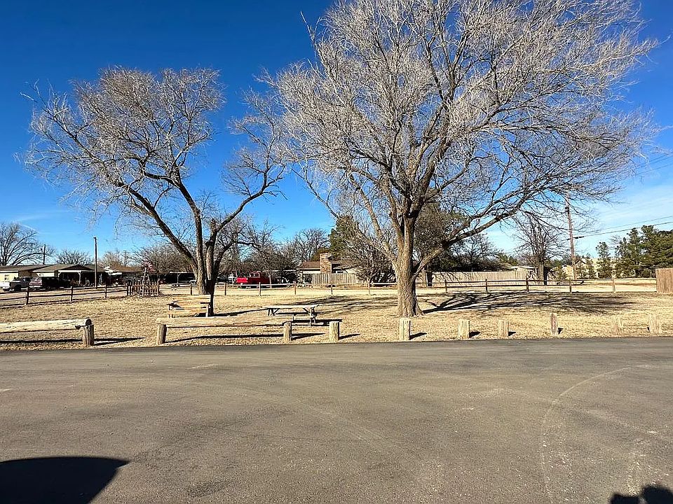 Large outdoor space and parking area with room to enjoy the surroundings.