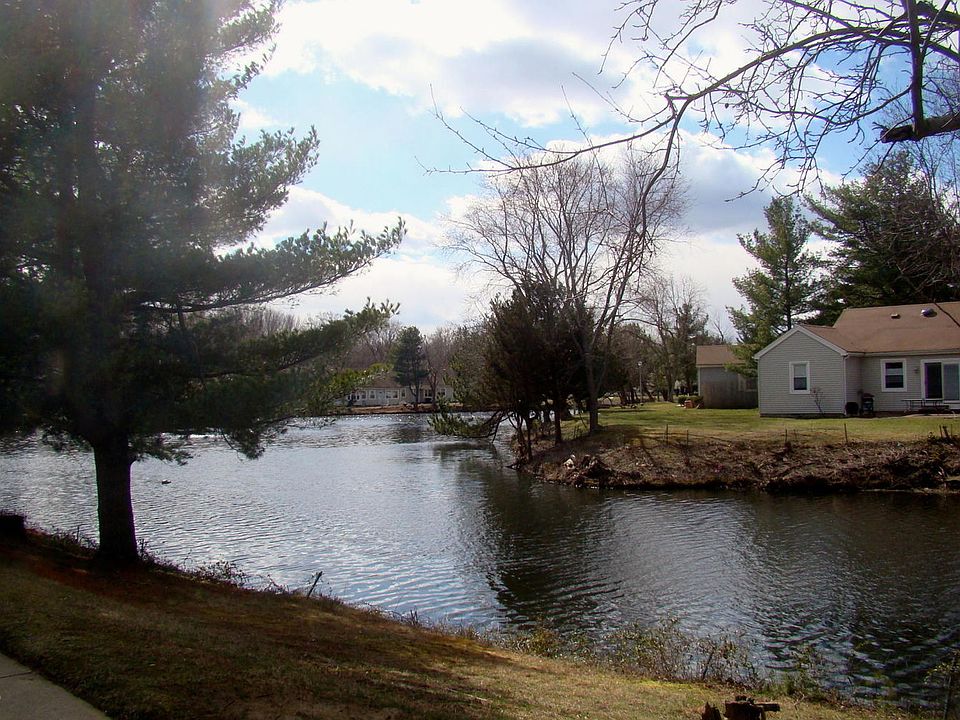 1st image of 80 Parkway Dr Unit B