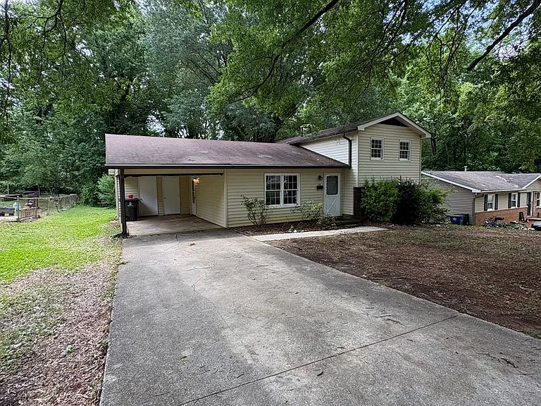 1740 Camden Rd — Photo 2