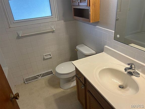 3rd image of 704 Holiday Ave