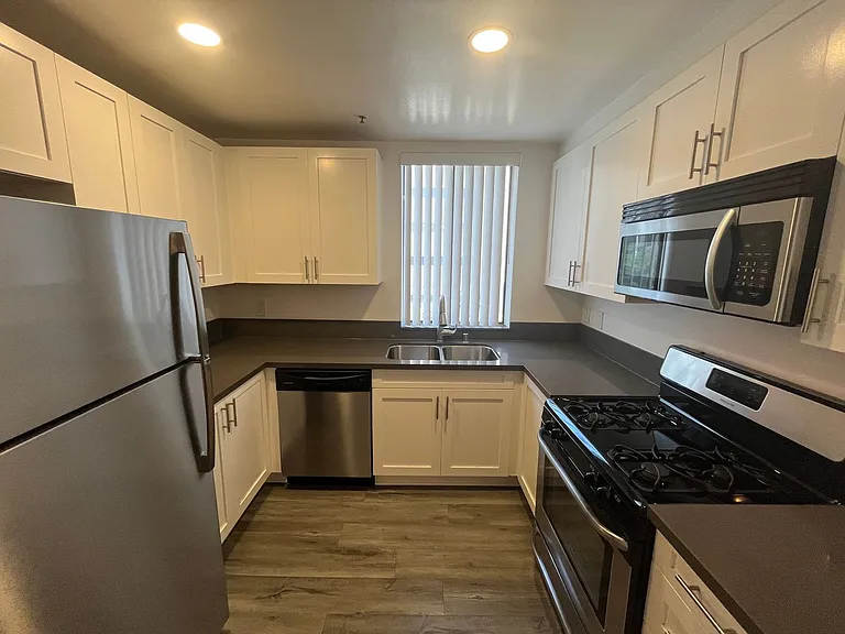 1223 Federal Ave — Photo 32