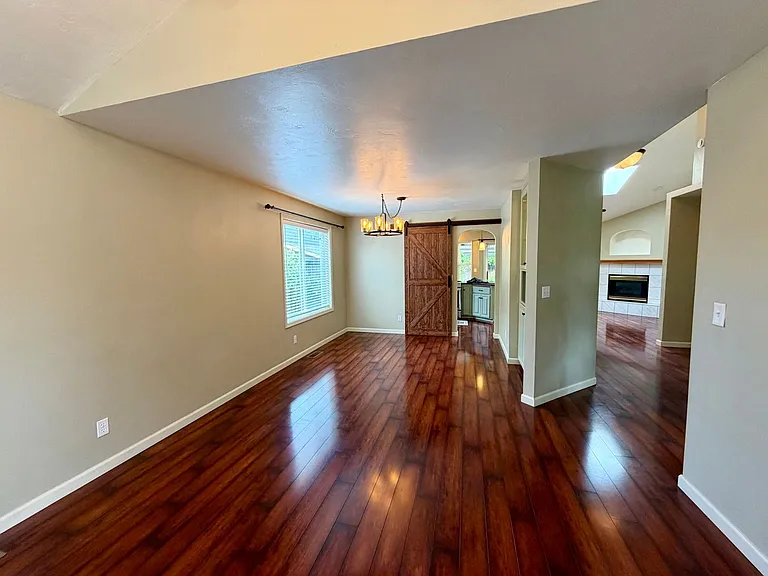555 Edwards Dr — Photo 7