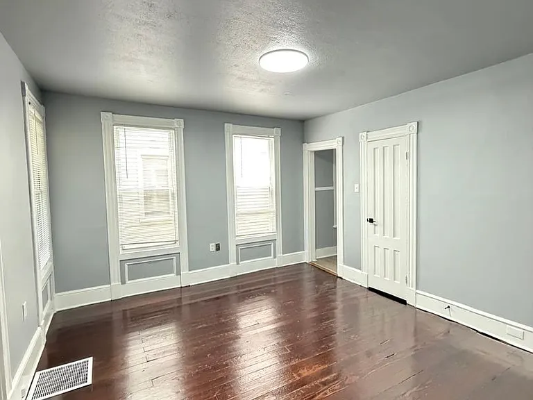 52 - 54 Farren — Photo 16