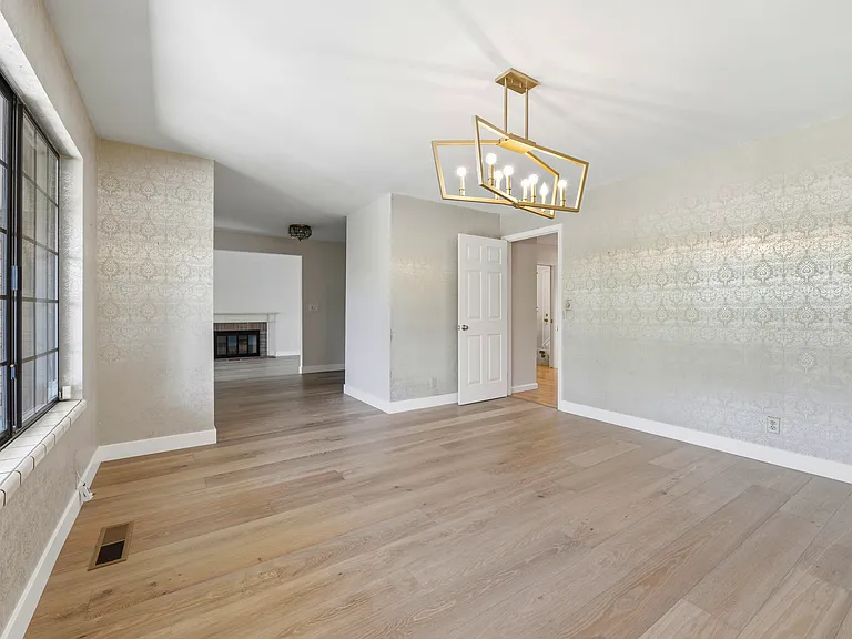 450 Marion Ave — Photo 17