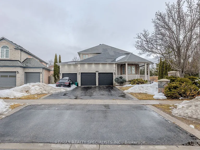 121 Boxwood Cres — Photo 1