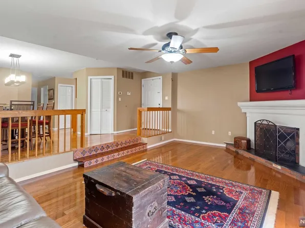 599 Sanderling Ct, Secaucus, NJ 07094