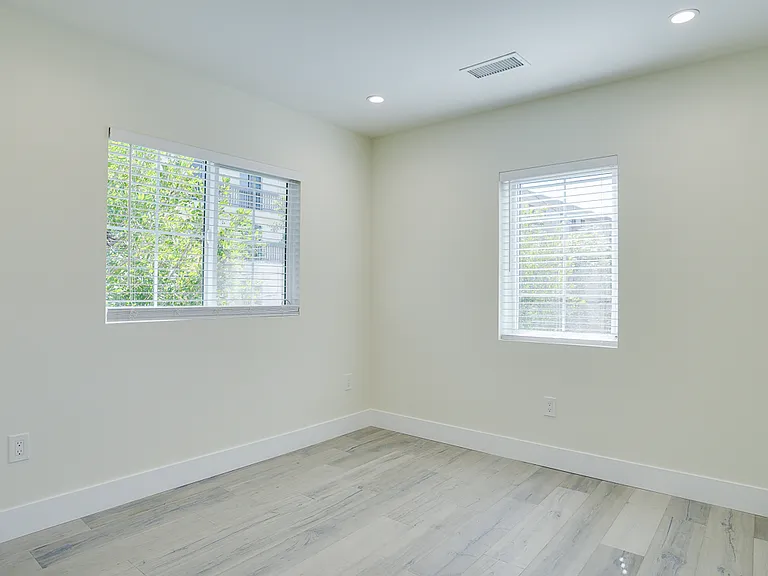 3938 S Victoria Ave — Photo 28