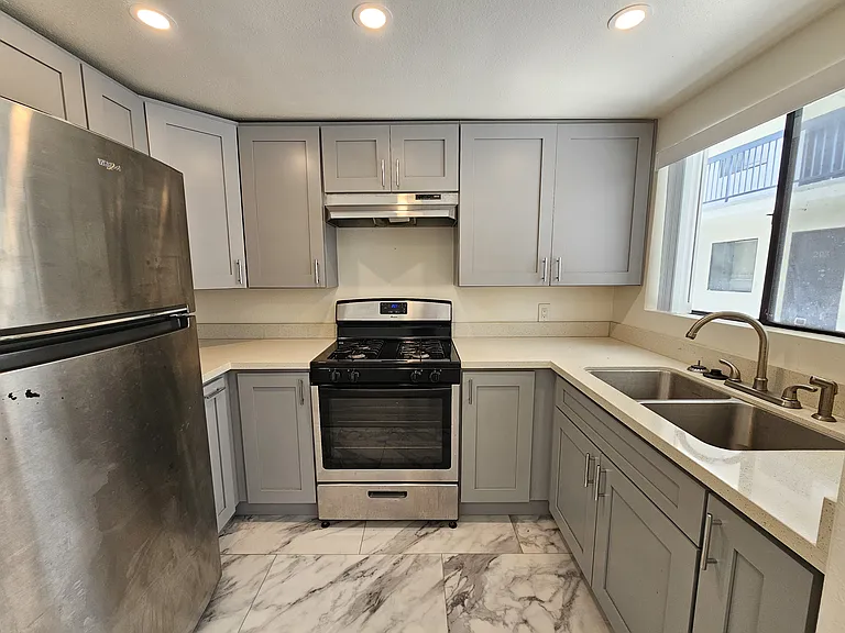 606 N Oxford Ave — Photo 5