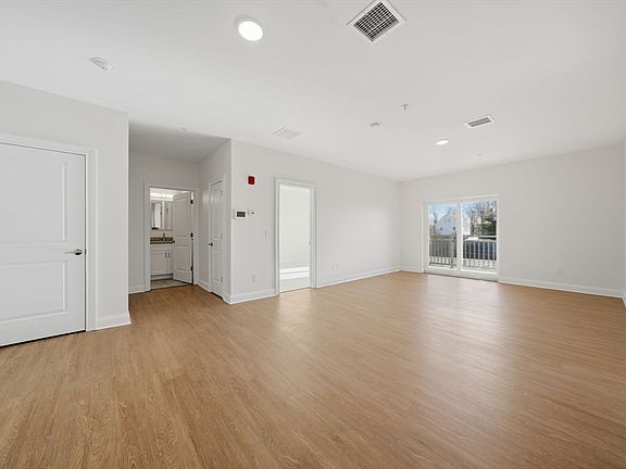 5th image of 10 Franklin Ave APT 400