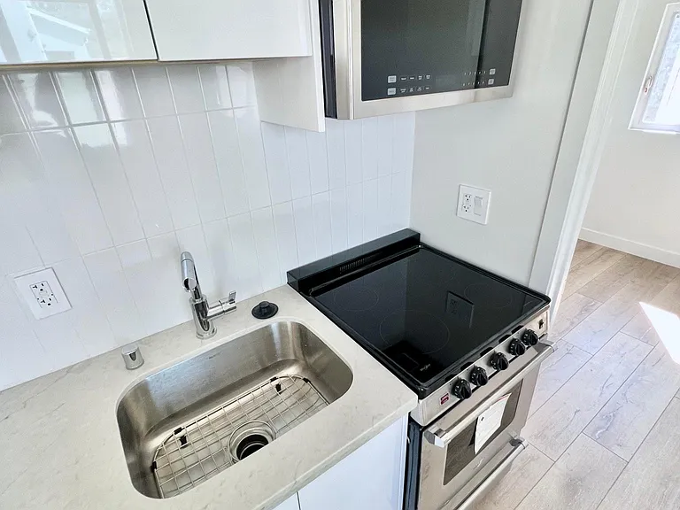 437 1/2 N Mountain View Ave — Photo 8