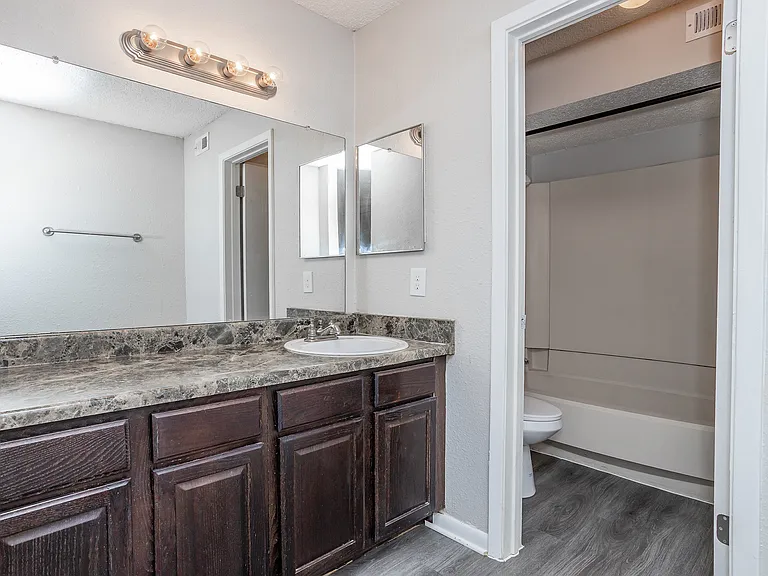 Oak Tree Village Bathroom (3 Bedroom 1313sq ft)