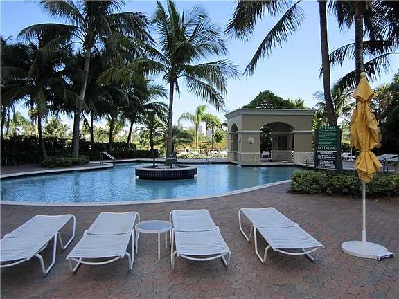 5th image of 19501 W Country Club Dr APT 710
