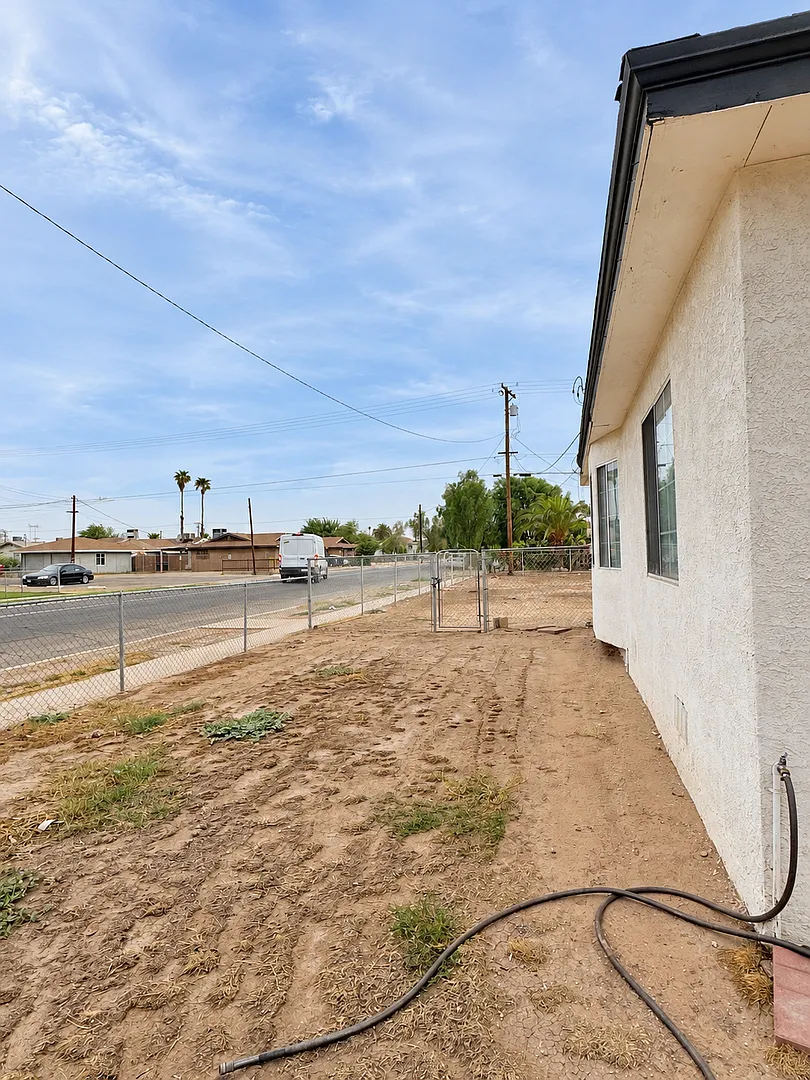 Spacious 3 Bedroom Home Available in El Centro! — Photo 4